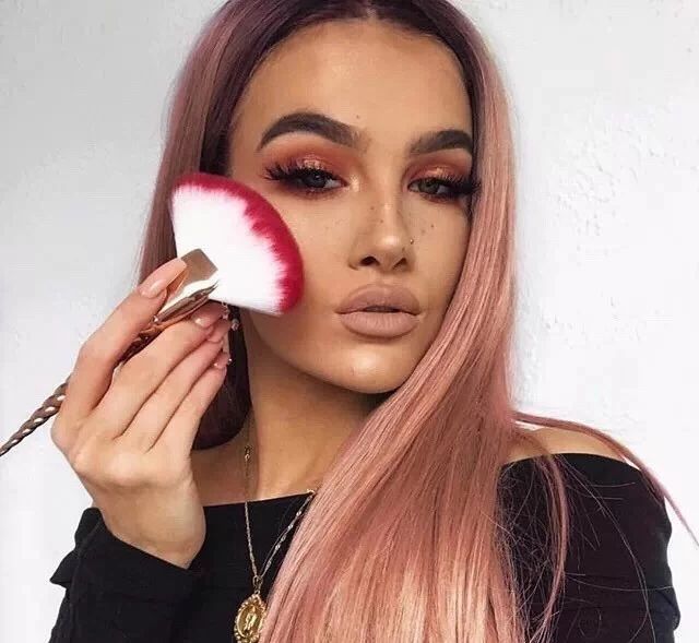 富婆炫耀自己的名牌包包,富婆炫富包包