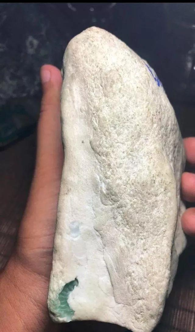 什么样的原石翡翠出高冰,真正的翡翠原石能出现哪些特征呢