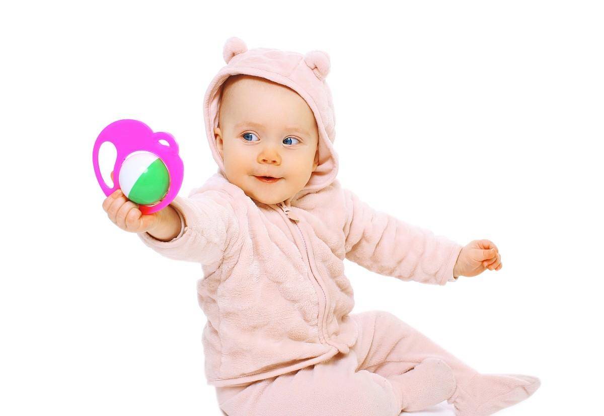 孩子脊椎发展有规律，不要长时间抱着孩子，影响他脊椎发展