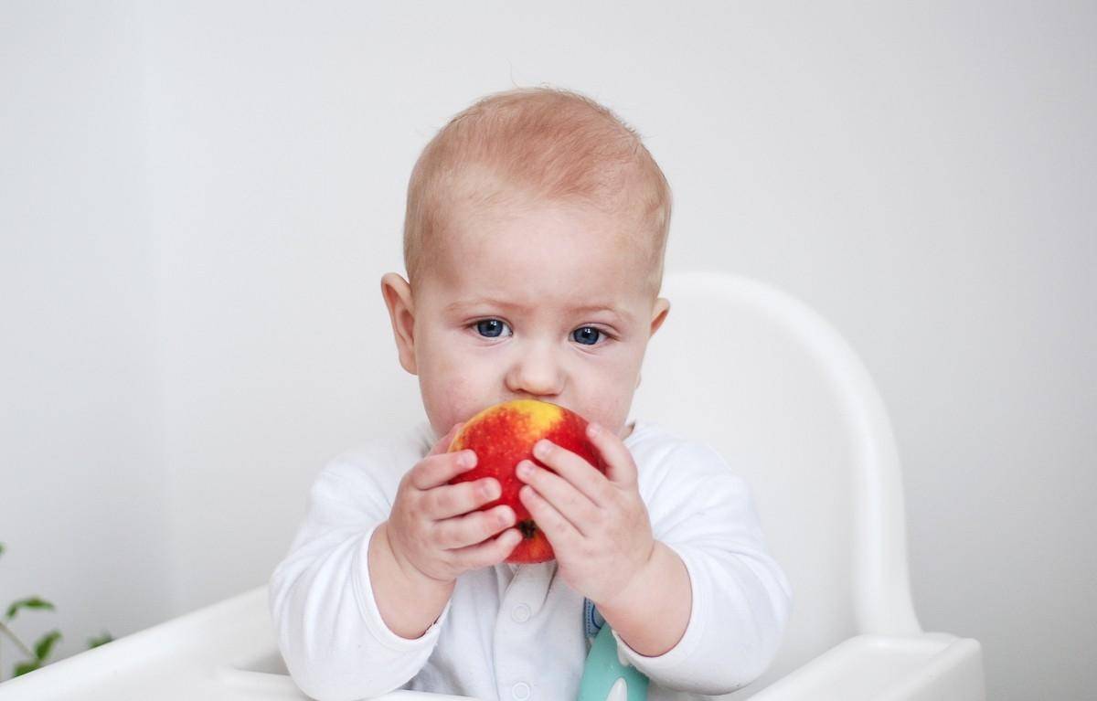 孩子脊椎发展有规律，不要长时间抱着孩子，影响他脊椎发展