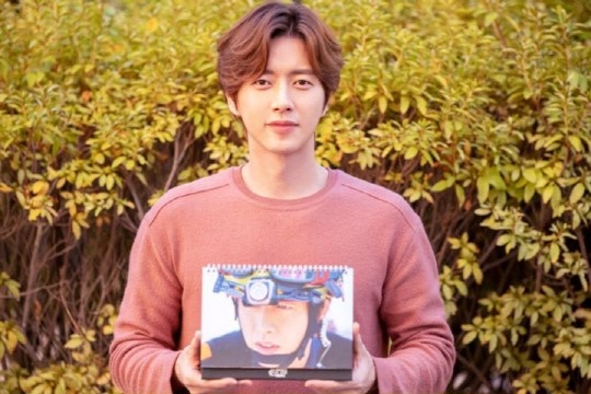 人暖还特心善，朴海镇无偿为消防员日历代言，日历收益将全额捐献