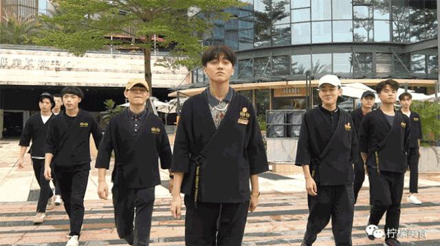 开在湖边的男团串串,我连店名都不会读