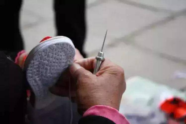 饱含母亲的爱——打袼褙、做布鞋