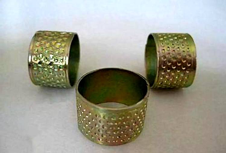 饱含母亲的爱——打袼褙、做布鞋