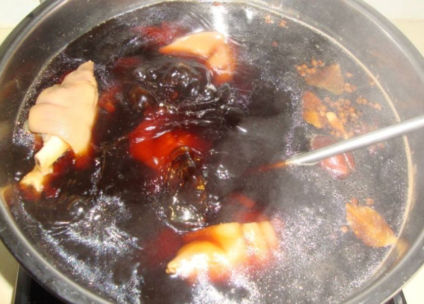 老汤保存的时间越长，芳香物质越丰富，煮制出的肉食风味愈美！