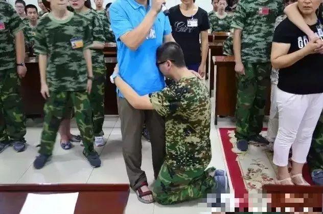 电击教授杨永信所在的临沂网戒所，传出一声声孩子惨叫……