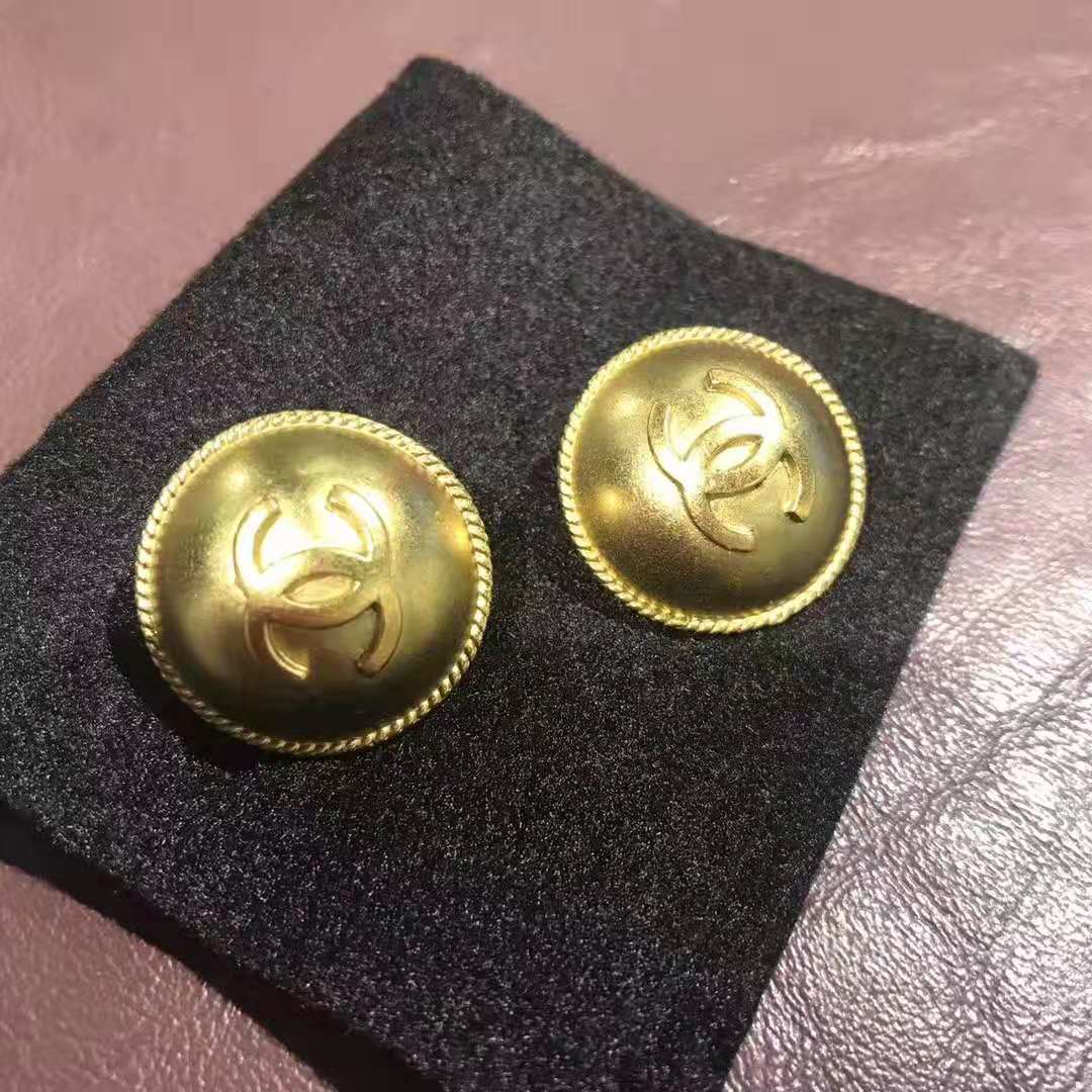 原来冲绳的二手中古店这么好逛，几百块巴宝莉，LV旅行包才4千！