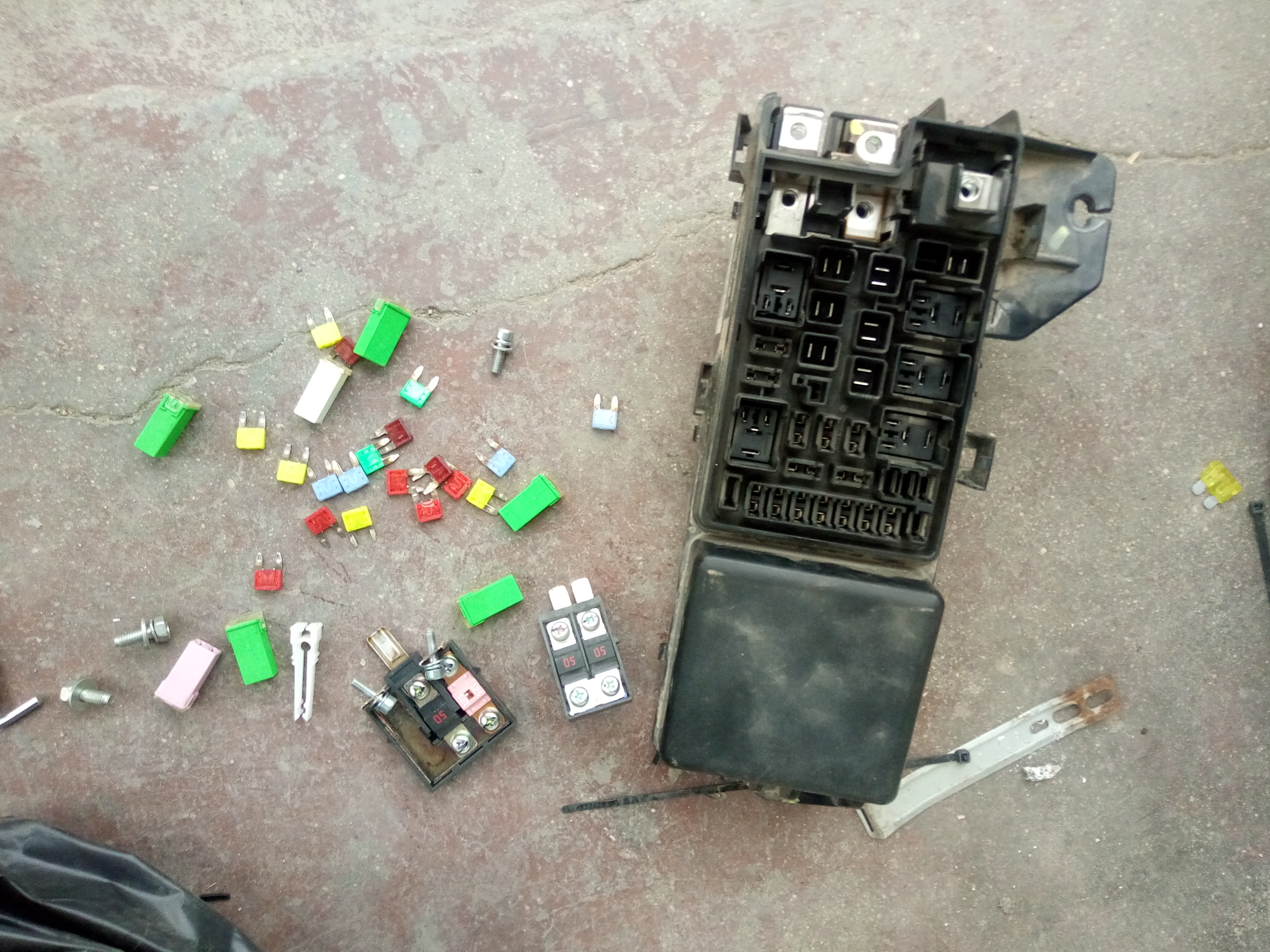 比亚迪s6检测不到钥匙怎么回事,比亚迪s6钥匙没反应中控锁没用