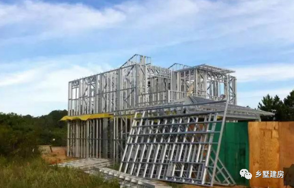 轻钢别墅是怎么建起来的,农村小伙花300万建1000平别墅
