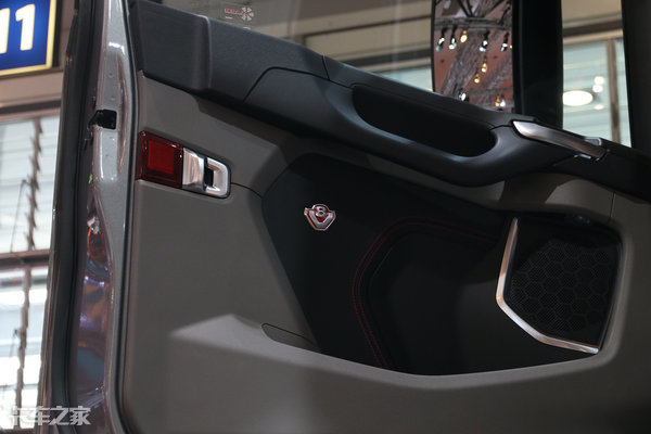 搭载v6发动机275匹马力的越野车,750匹马力的斯堪尼亚