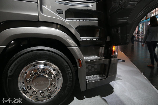 搭载v6发动机275匹马力的越野车,750匹马力的斯堪尼亚