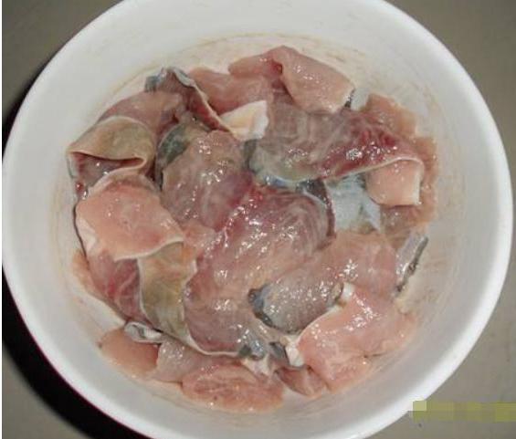 厨师揭秘鱼片上浆技术,厨师长教你清蒸鱼的正确做法