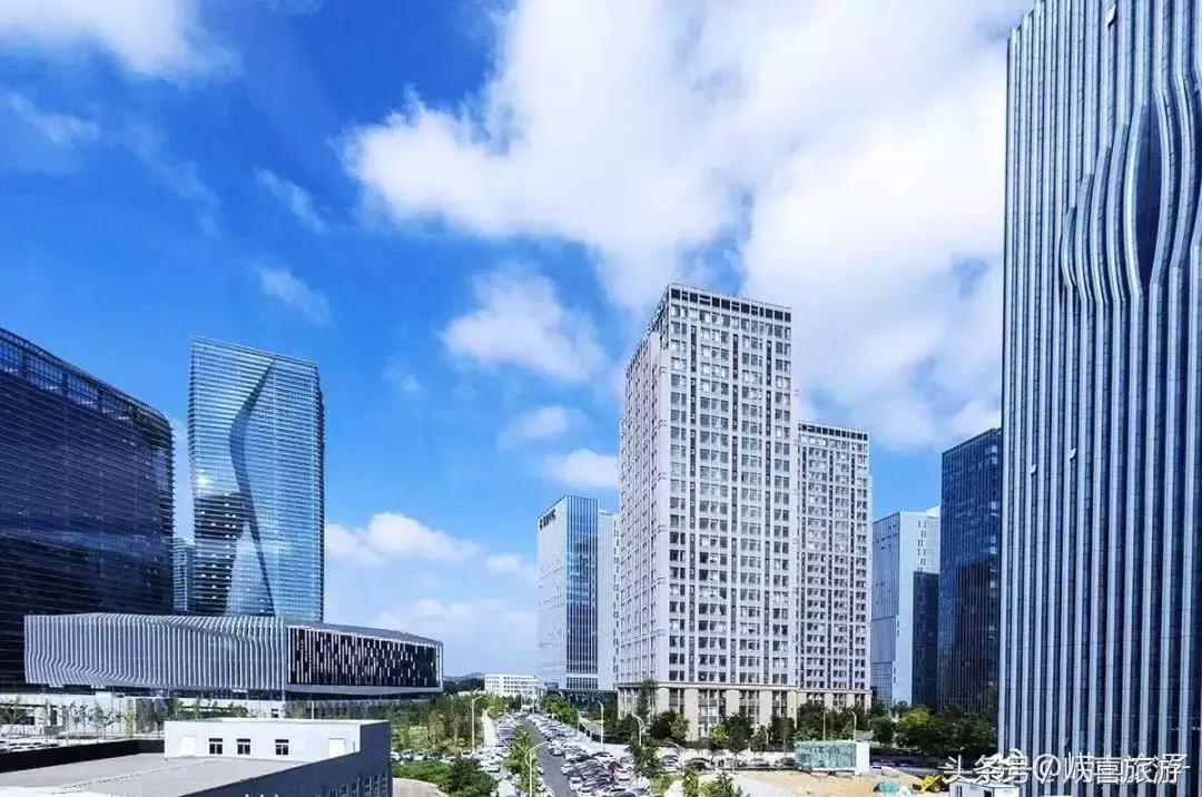 老外游崂山,坐青岛11号线去崂山