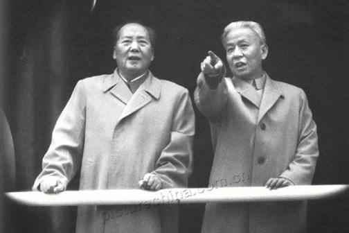 毛主席曾这样评价*少奇刘**：“他是一针见血的医生”