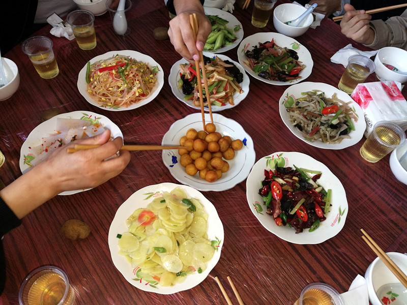 到安康白河县东坡村赶集 游客抢购山货 赏千年银杏 品乡村美食