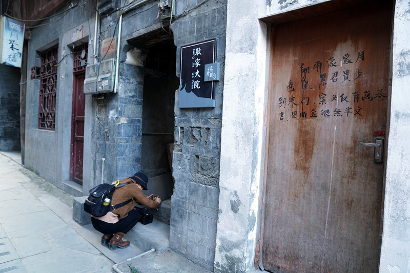 到安康白河县东坡村赶集 游客抢购山货 赏千年银杏 品乡村美食