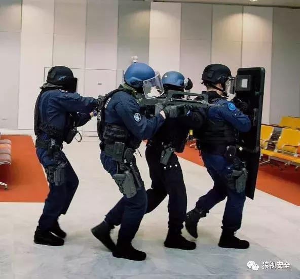 famas自动步枪是95式吗,95式步枪没有空仓挂机吗