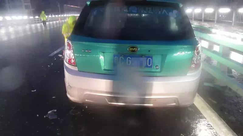 大学生骑机车撞轿车身亡,一学生骑车被撞身亡