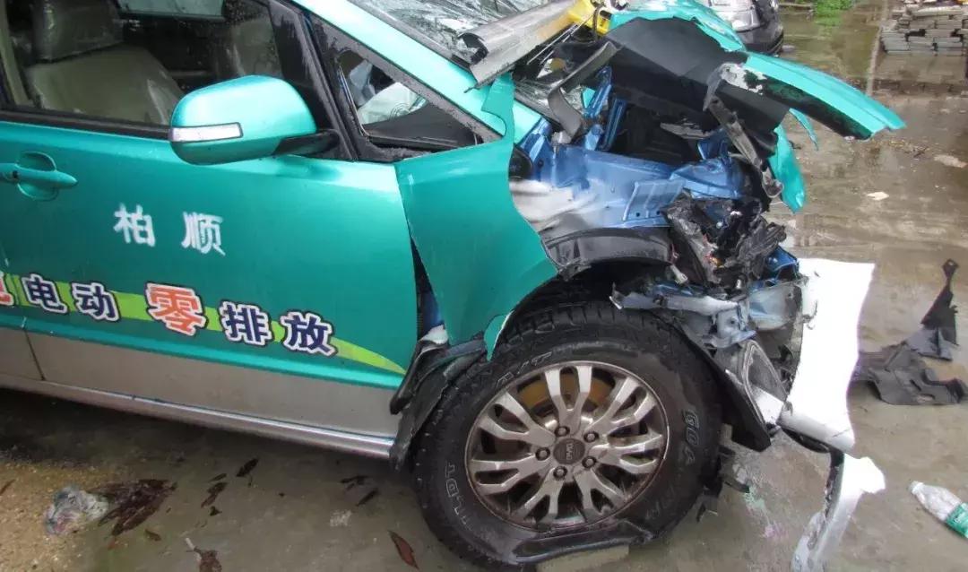 大学生骑机车撞轿车身亡,一学生骑车被撞身亡