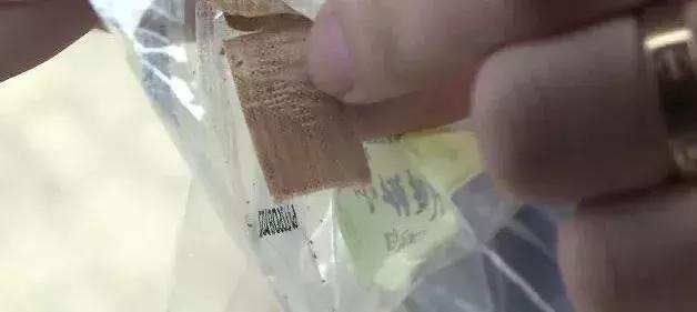 你常吃的连锁品牌“来伊份”吃出它们！“脏兮兮的，还很粘手……”