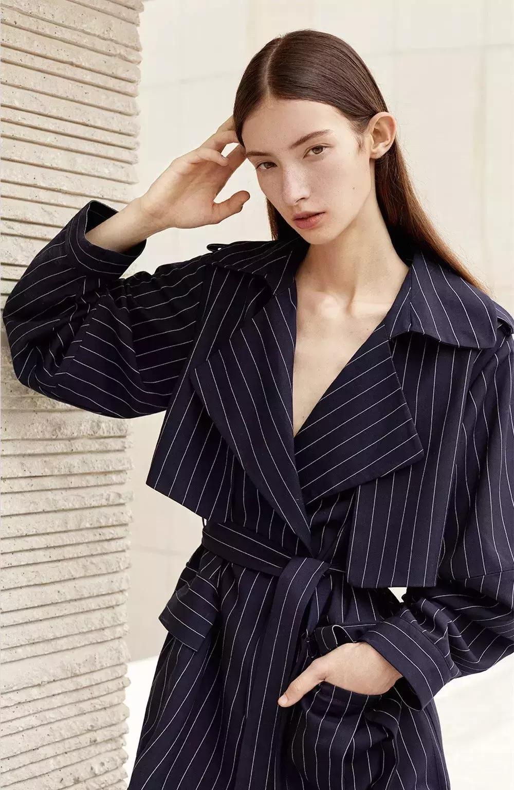 今年最流行的女士中长款风衣,2018初秋流行的新款风衣颜色