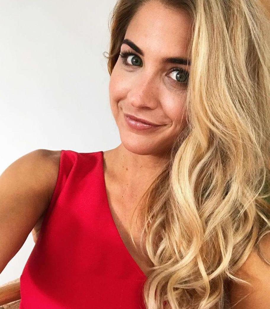 c罗女友晒与女儿游玩照,c罗女友在看台上秀身材