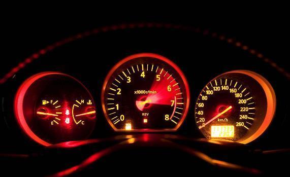 发动机清除故障后码表不转了,车子的码表不动怎么回事