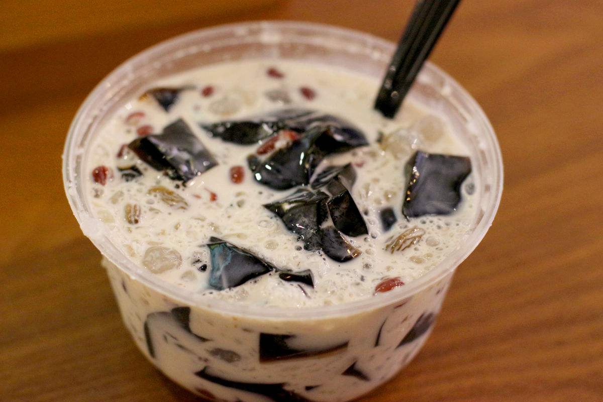 自己怎样在家做烧仙草,市面上烧仙草是怎么做的