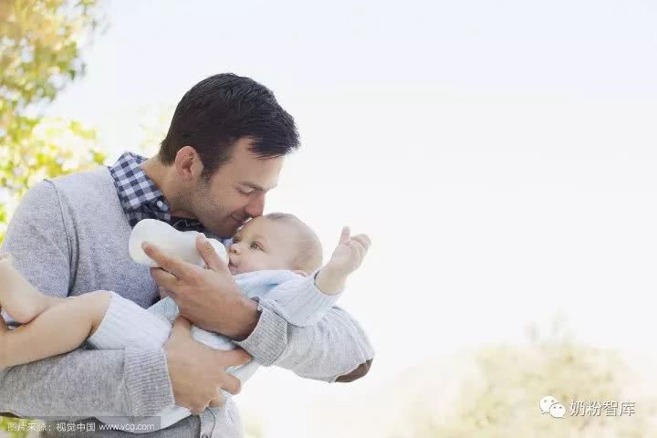 一个月的宝宝喂奶瓶的正确姿势,宝宝躺着用奶瓶喂奶的正确姿势