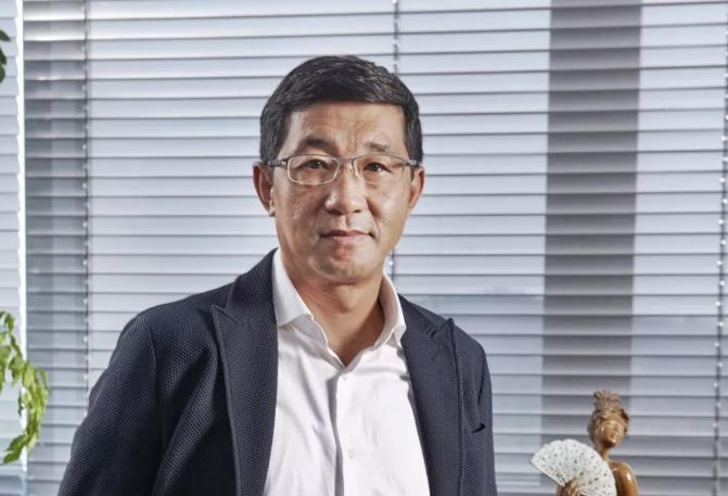 放弃“铁饭碗”,他艰难创业,如今当上董事长,拿多个“中国第一”,改写行业历史!