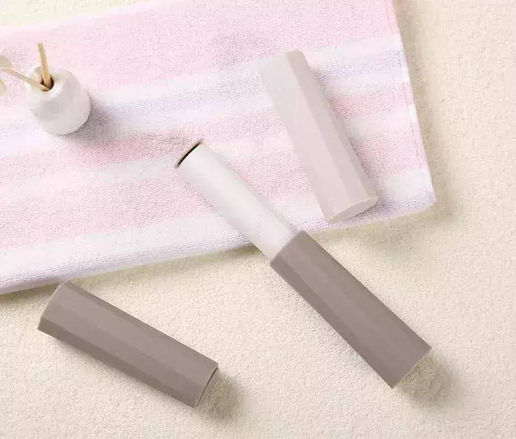 去除大衣灰尘的神器,快速简单去除羊绒大衣粘毛的妙招