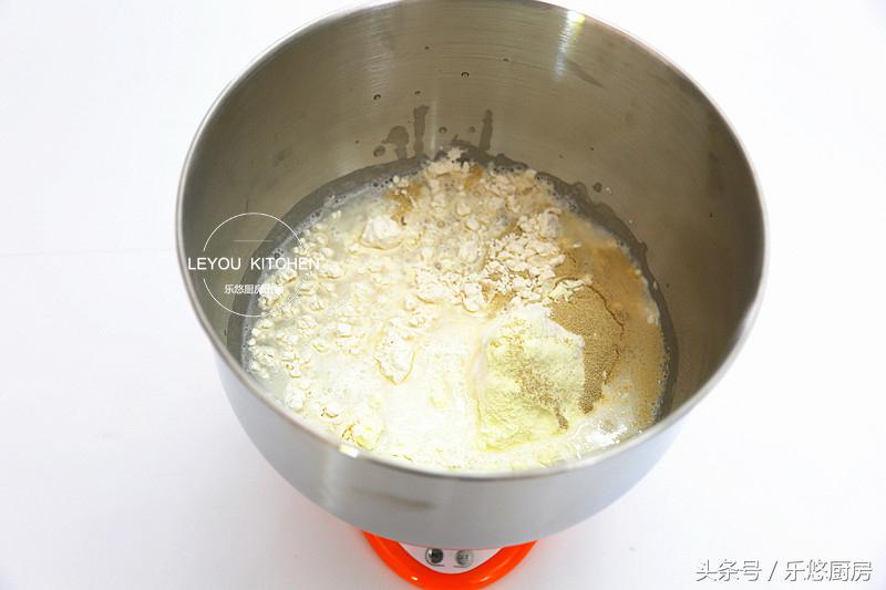 在家也可以轻松做蓬松暄软的面包,买回来的面包怎么做简单好吃