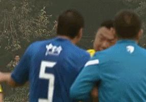 他是川足旗帜，曾向裁判下跪也曾为队友出头受伤，被球迷称为大侠