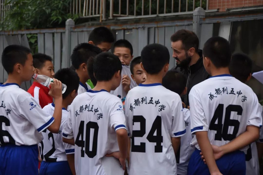 成华这群娃娃zua足球真的好幸福哟~