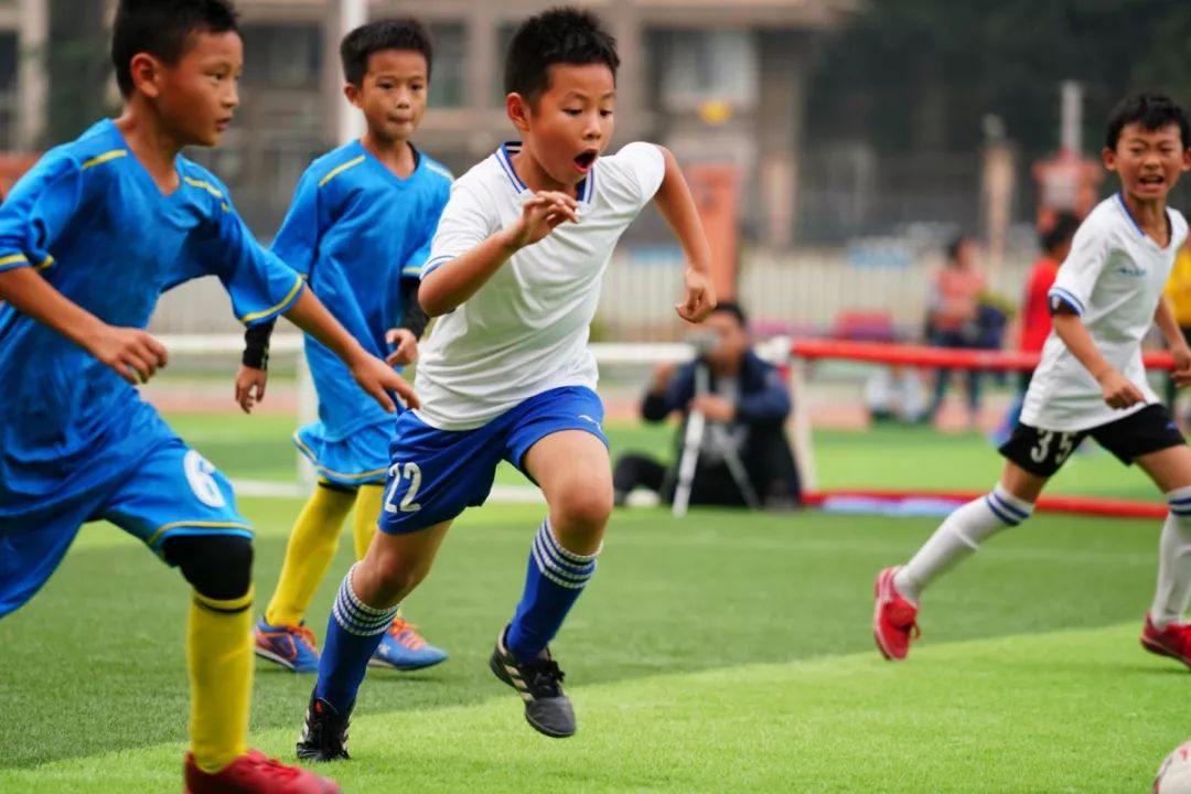 成华这群娃娃zua足球真的好幸福哟~