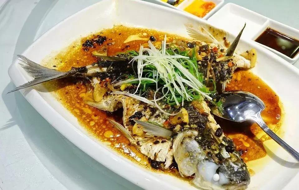 鱼身上的三个不能吃,鱼身上有哪个部位不能吃