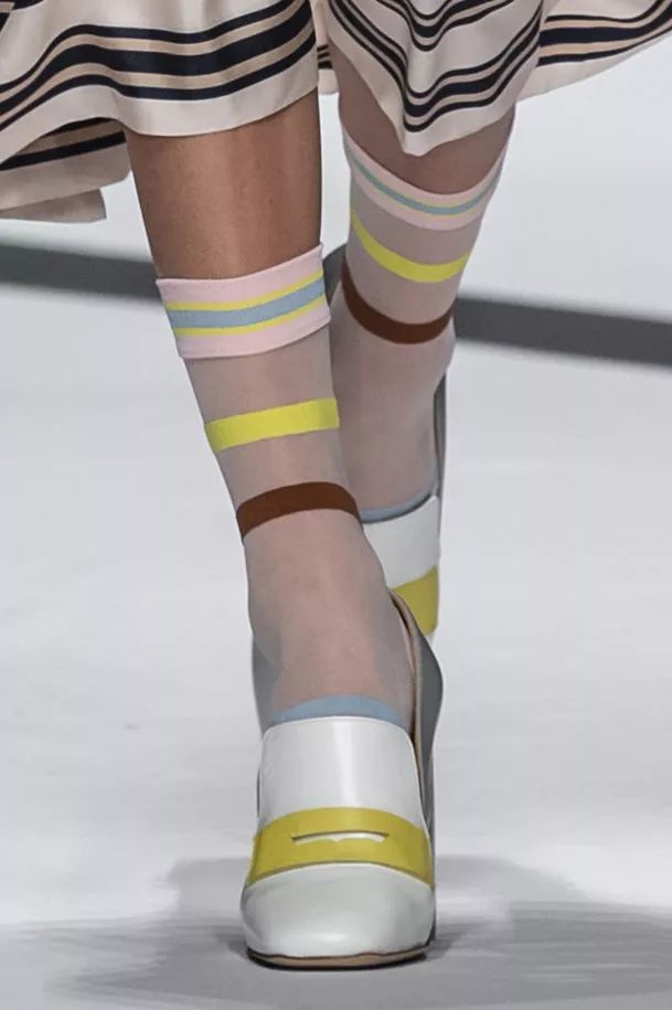 袜子怎样搭配才够舒适够时尚,袜子时尚搭配