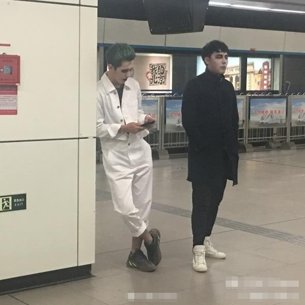 白宇万圣节地铁站发糖哈文朋友圈首次发声