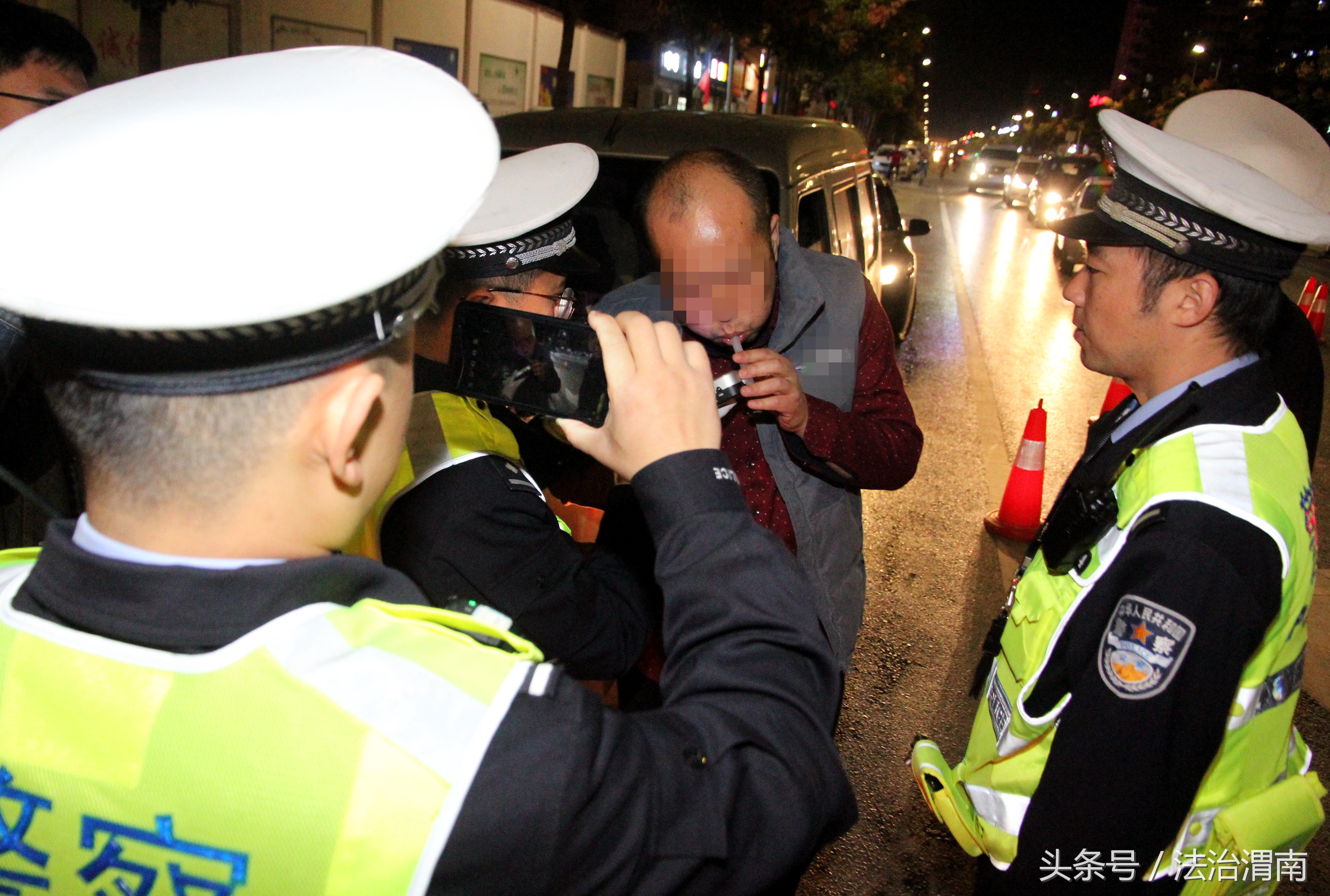 交警开展酒驾醉驾夜查统一行动,全警保平安交警严查酒驾违法行为