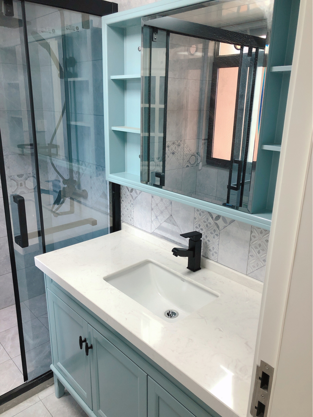 打扫干净准备通风去甲醛，窗帘还是纯色好看，厨房蓝色柜最为漂亮