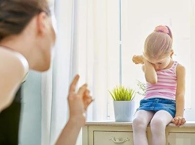 孩子哭闹该不该去哄,孩子哭闹不止是对的