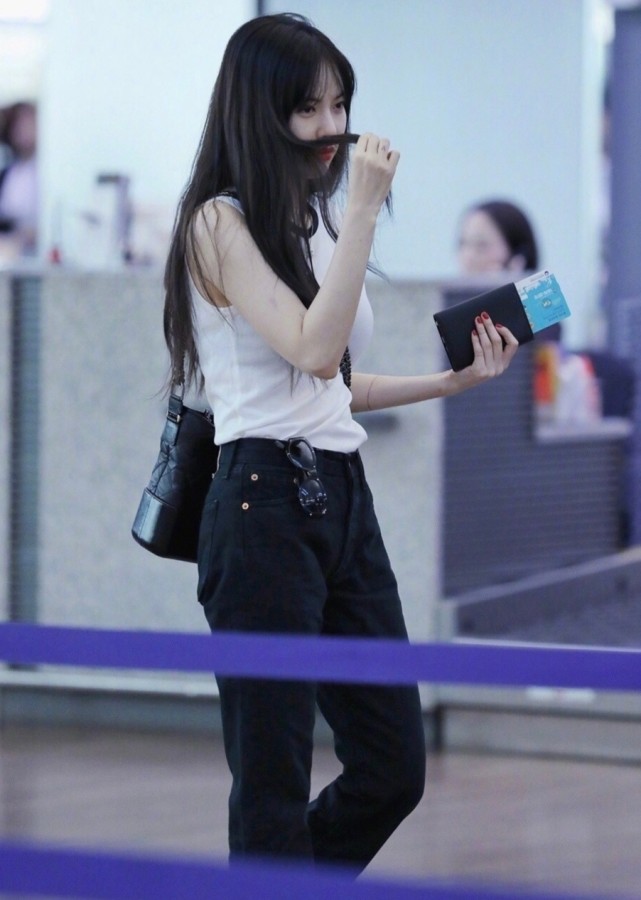 金泫雅穿蓝色衣服表演怎样啊,金泫雅黑衣服走路