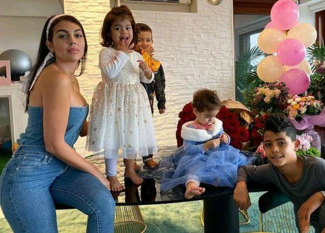 C罗求婚成功啦!乔治娜的“柜姐”逆袭之路,比王漫妮要成功得多