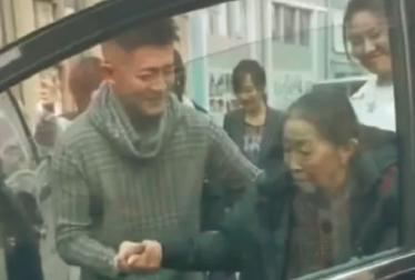 3岁丧父46岁开始演戏，缝完12针，绑腹带坚持拍戏，住40平米蜗居