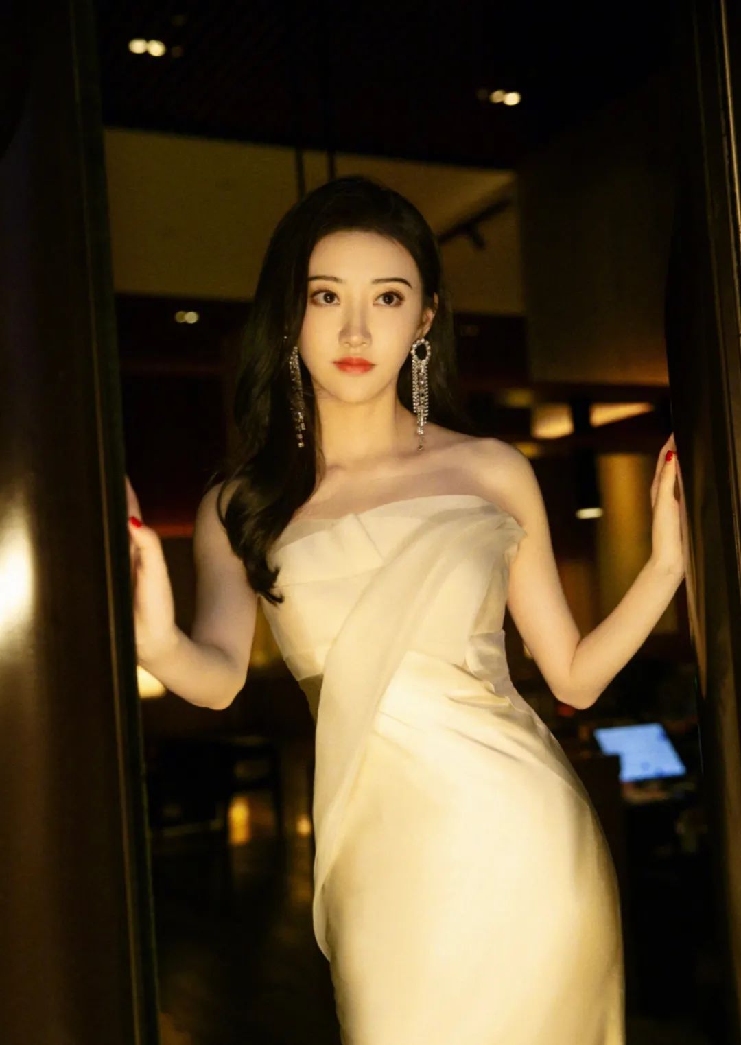 “资源大咖”景甜的失败上位史，和她背后的“大人物”男友们