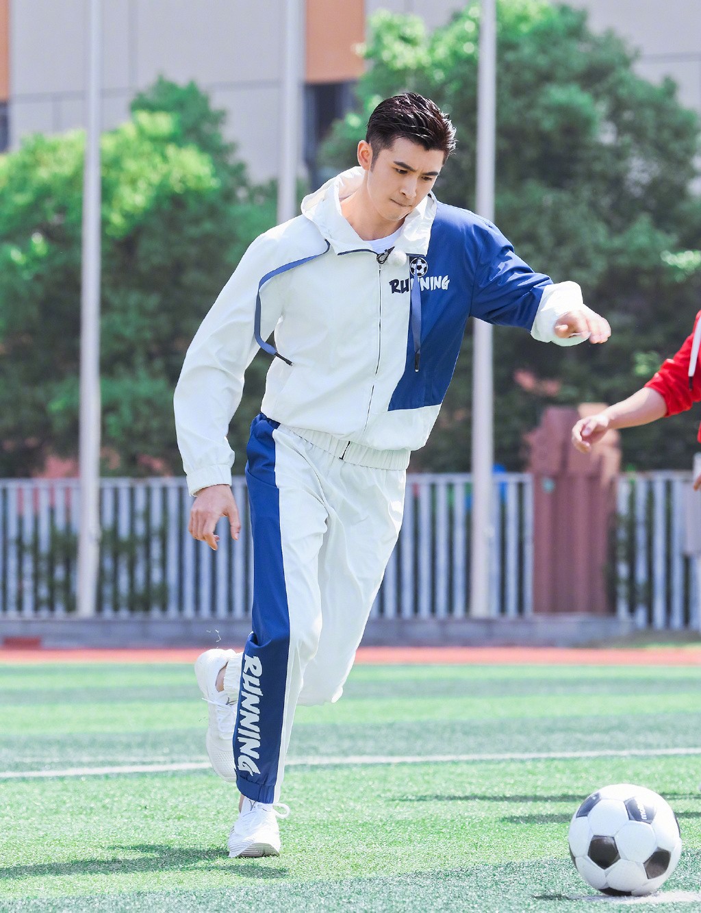 张云龙黑皮衣图,张云龙穿西装造型