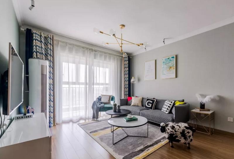 罗马杆和轨道哪个窗帘更容易清洗,客厅阳台窗帘用罗马杆还是轨道好