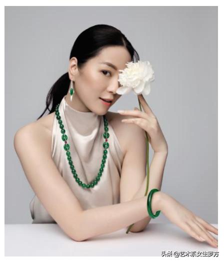 卡地亚亮面黄金手镯,满绿翡翠手镯苏富比