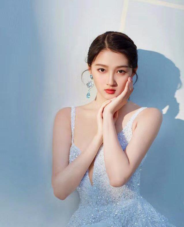 关晓彤光脚不穿袜子不怕冷,关晓彤挑战单腿站立