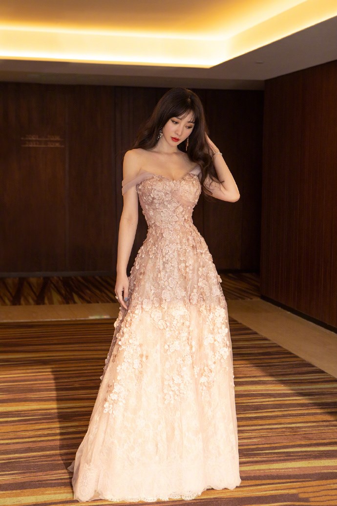 柳岩粉红色惊艳美照图,柳岩粉色鱼尾裙造型惊艳十足